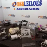 LOTE 256 - 01 LOTE C/VÁRIAS CÂMERAS DE SEGURANÇA E FONES DE OUVIDOS. (NO ESTADO) ATENÇÃO! FAZER A VISITAÇÃO ANTES DE ARREMATAR, NÃO SABEMOS SE FUNCIONA. LEILÃO NÃO TEM GARANTIA E NEM DEVOLUÇÃO, SUJEITO A POSSÍVEIS AVARIAS VISÍVEIS/OCULTAS E/OU AUSÊNCIA DE COMPONENTES.