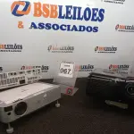 LOTE 067 - 03 PROJETORES MULTIMIDIA MARCAS E MODELOS DIVERSOS P/RETIRADA DE PEÇAS. (NO ESTADO) ATENÇÃO! FAZER A VISITAÇÃO ANTES DE ARREMATAR, NÃO SABEMOS SE FUNCIONA. LEILÃO NÃO TEM GARANTIA E NEM DEVOLUÇÃO, SUJEITO A POSSÍVEIS AVARIAS VISÍVEIS/OCULTAS E/OU AUSÊNCIA DE COMPONENTES.