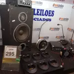 LOTE 295 - 01 CAIXA DE SOM, 02 COOLERS, 01 BASE P/RÁDIO COMUNICADORES, 03 MICROFONES DE MESA E ELETRÔNICOS DIVERSOS. (NO ESTADO) ATENÇÃO! FAZER A VISITAÇÃO ANTES DE ARREMATAR, NÃO SABEMOS SE FUNCIONA. LEILÃO NÃO TEM GARANTIA E NEM DEVOLUÇÃO, SUJEITO A POSSÍVEIS AVARIAS VISÍVEIS/OCULTAS E/OU AUSÊNCIA DE COMPONENTES.