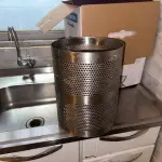 LOTE 001 - 01 FÁBRICA DE BEBIDAS COMPLETA, PRONTA PARA A OPERAÇÃO. OS EQUIPAMENTOS SERVEM PARA ENVASE DE LÍQUIDOS E PODEM SER USADOS PARA SUCO, ÁGUA MINERAL, CHÁ, KOMBUCHA, CERVEJA, VINHO, LEITE E IOGURTE. TODOS OS EQUIPAMENTOS QUE ENTRAM EM CONTATO COM A BEBIDA SEGUEM AS NORMAS EXIGIDAS PELO MINISTÉRIO DA AGRICULTURA (DE INOX OU OUTRO MATERIAL INERTE, FACILMENTE LAVÁVEIS E DESMONTÁVEIS). SÃO MODERNOS E DE ALTÍSSIMA QUALIDADE. A ENVASADORA CAVALARI POSSUI CAPACIDADE PARA PRODUZIR 4400 GARRAFAS POR HORA, JÁ FECHADAS, E É DE FÁCIL OPERAÇÃO, SENDO NECESSÁRIO SOMENTE 2 FUNCIONÁRIOS PARA OPERÁ-LA (UM NA ENTRADA DAS GARRAFAS E OUTRO NA SAÍDA), SEM QUE TENHAM CONTATO COM O LÍQUIDO ENVASADO, AUMENTANDO A SEGURANÇA SANITÁRIA. A CÂMARA FRIA POSSUI SISTEMA ONLINE ONDE É POSSÍVEL VERIFICAR A TEMPERATURA DA MESMA POR APLICATIVO NO CELULAR. TODOS OS EQUIPAMENTOS FUNCIONAM PERFEITAMENTE E SUA MANUTENÇÃO ERA FREQUENTE, O ÓLEO DOS COMPRESSORES SEMPRE FOI TROCADO NA DATA CERTA, E TODOS OS EQUIPAMENTOS SEMPRE FICARAM PROTEGIDOS DENTRO DA FÁBRICA. IDEAL PARA QUEM QUER COMEÇAR UM NEGÓCIO NA ÁREA DE BEBIDAS OU LATICÍNIOS, OU QUER AMPLIAR O SEU NEGÓCIO E DEIXAR A PRODUÇÃO MAIS SEGURA E EFICIENTE.(NO ESTADO)