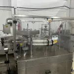 LOTE 001 - 01 FÁBRICA DE BEBIDAS COMPLETA, PRONTA PARA A OPERAÇÃO. OS EQUIPAMENTOS SERVEM PARA ENVASE DE LÍQUIDOS E PODEM SER USADOS PARA SUCO, ÁGUA MINERAL, CHÁ, KOMBUCHA, CERVEJA, VINHO, LEITE E IOGURTE. TODOS OS EQUIPAMENTOS QUE ENTRAM EM CONTATO COM A BEBIDA SEGUEM AS NORMAS EXIGIDAS PELO MINISTÉRIO DA AGRICULTURA (DE INOX OU OUTRO MATERIAL INERTE, FACILMENTE LAVÁVEIS E DESMONTÁVEIS). SÃO MODERNOS E DE ALTÍSSIMA QUALIDADE. A ENVASADORA CAVALARI POSSUI CAPACIDADE PARA PRODUZIR 4400 GARRAFAS POR HORA, JÁ FECHADAS, E É DE FÁCIL OPERAÇÃO, SENDO NECESSÁRIO SOMENTE 2 FUNCIONÁRIOS PARA OPERÁ-LA (UM NA ENTRADA DAS GARRAFAS E OUTRO NA SAÍDA), SEM QUE TENHAM CONTATO COM O LÍQUIDO ENVASADO, AUMENTANDO A SEGURANÇA SANITÁRIA. A CÂMARA FRIA POSSUI SISTEMA ONLINE ONDE É POSSÍVEL VERIFICAR A TEMPERATURA DA MESMA POR APLICATIVO NO CELULAR. TODOS OS EQUIPAMENTOS FUNCIONAM PERFEITAMENTE E SUA MANUTENÇÃO ERA FREQUENTE, O ÓLEO DOS COMPRESSORES SEMPRE FOI TROCADO NA DATA CERTA, E TODOS OS EQUIPAMENTOS SEMPRE FICARAM PROTEGIDOS DENTRO DA FÁBRICA. IDEAL PARA QUEM QUER COMEÇAR UM NEGÓCIO NA ÁREA DE BEBIDAS OU LATICÍNIOS, OU QUER AMPLIAR O SEU NEGÓCIO E DEIXAR A PRODUÇÃO MAIS SEGURA E EFICIENTE.(NO ESTADO)