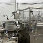 LOTE 001 - 01 FÁBRICA DE BEBIDAS COMPLETA, PRONTA PARA A OPERAÇÃO. OS EQUIPAMENTOS SERVEM PARA ENVASE DE LÍQUIDOS E PODEM SER USADOS PARA SUCO, ÁGUA MINERAL, CHÁ, KOMBUCHA, CERVEJA, VINHO, LEITE E IOGURTE. TODOS OS EQUIPAMENTOS QUE ENTRAM EM CONTATO COM A BEBIDA SEGUEM AS NORMAS EXIGIDAS PELO MINISTÉRIO DA AGRICULTURA (DE INOX OU OUTRO MATERIAL INERTE, FACILMENTE LAVÁVEIS E DESMONTÁVEIS). SÃO MODERNOS E DE ALTÍSSIMA QUALIDADE. A ENVASADORA CAVALARI POSSUI CAPACIDADE PARA PRODUZIR 4400 GARRAFAS POR HORA, JÁ FECHADAS, E É DE FÁCIL OPERAÇÃO, SENDO NECESSÁRIO SOMENTE 2 FUNCIONÁRIOS PARA OPERÁ-LA (UM NA ENTRADA DAS GARRAFAS E OUTRO NA SAÍDA), SEM QUE TENHAM CONTATO COM O LÍQUIDO ENVASADO, AUMENTANDO A SEGURANÇA SANITÁRIA. A CÂMARA FRIA POSSUI SISTEMA ONLINE ONDE É POSSÍVEL VERIFICAR A TEMPERATURA DA MESMA POR APLICATIVO NO CELULAR. TODOS OS EQUIPAMENTOS FUNCIONAM PERFEITAMENTE E SUA MANUTENÇÃO ERA FREQUENTE, O ÓLEO DOS COMPRESSORES SEMPRE FOI TROCADO NA DATA CERTA, E TODOS OS EQUIPAMENTOS SEMPRE FICARAM PROTEGIDOS DENTRO DA FÁBRICA. IDEAL PARA QUEM QUER COMEÇAR UM NEGÓCIO NA ÁREA DE BEBIDAS OU LATICÍNIOS, OU QUER AMPLIAR O SEU NEGÓCIO E DEIXAR A PRODUÇÃO MAIS SEGURA E EFICIENTE.(NO ESTADO)