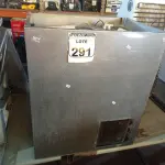 LOTE 291 - 01 MÁQUINA DE FAZER GELO EM INOX INCOMPLETA MARCA BENMAX P/RETIRADA DE PEÇAS. (NO ESTADO) ATENÇÃO! FAZER A VISITAÇÃO ANTES DE ARREMATAR, NÃO SABEMOS SE FUNCIONA. LEILÃO NÃO TEM GARANTIA E NEM DEVOLUÇÃO, SUJEITO A POSSÍVEIS AVARIAS VISÍVEIS/OCULTAS E/OU AUSÊNCIA DE COMPONENTES.