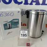 LOTE 195 - 01 LIXEIRA EM INOX COM PEDAL 12L MARCA MOOD. (NO ESTADO) ATENÇÃO! FAZER A VISITAÇÃO ANTES DE ARREMATAR, NÃO SABEMOS SE FUNCIONA. LEILÃO NÃO TEM GARANTIA E NEM DEVOLUÇÃO, SUJEITO A POSSÍVEIS AVARIAS VISÍVEIS/OCULTAS E/OU AUSÊNCIA DE COMPONENTES.