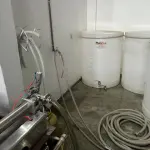 LOTE 001 - 01 FÁBRICA DE BEBIDAS COMPLETA, PRONTA PARA A OPERAÇÃO. OS EQUIPAMENTOS SERVEM PARA ENVASE DE LÍQUIDOS E PODEM SER USADOS PARA SUCO, ÁGUA MINERAL, CHÁ, KOMBUCHA, CERVEJA, VINHO, LEITE E IOGURTE. TODOS OS EQUIPAMENTOS QUE ENTRAM EM CONTATO COM A BEBIDA SEGUEM AS NORMAS EXIGIDAS PELO MINISTÉRIO DA AGRICULTURA (DE INOX OU OUTRO MATERIAL INERTE, FACILMENTE LAVÁVEIS E DESMONTÁVEIS). SÃO MODERNOS E DE ALTÍSSIMA QUALIDADE. A ENVASADORA CAVALARI POSSUI CAPACIDADE PARA PRODUZIR 4400 GARRAFAS POR HORA, JÁ FECHADAS, E É DE FÁCIL OPERAÇÃO, SENDO NECESSÁRIO SOMENTE 2 FUNCIONÁRIOS PARA OPERÁ-LA (UM NA ENTRADA DAS GARRAFAS E OUTRO NA SAÍDA), SEM QUE TENHAM CONTATO COM O LÍQUIDO ENVASADO, AUMENTANDO A SEGURANÇA SANITÁRIA. A CÂMARA FRIA POSSUI SISTEMA ONLINE ONDE É POSSÍVEL VERIFICAR A TEMPERATURA DA MESMA POR APLICATIVO NO CELULAR. TODOS OS EQUIPAMENTOS FUNCIONAM PERFEITAMENTE E SUA MANUTENÇÃO ERA FREQUENTE, O ÓLEO DOS COMPRESSORES SEMPRE FOI TROCADO NA DATA CERTA, E TODOS OS EQUIPAMENTOS SEMPRE FICARAM PROTEGIDOS DENTRO DA FÁBRICA. IDEAL PARA QUEM QUER COMEÇAR UM NEGÓCIO NA ÁREA DE BEBIDAS OU LATICÍNIOS, OU QUER AMPLIAR O SEU NEGÓCIO E DEIXAR A PRODUÇÃO MAIS SEGURA E EFICIENTE.(NO ESTADO)
