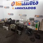 LOTE 240 - 01 LOTE C/VÁRIAS CÂMERAS FOTOGRÁFICAS ANALÓGICAS E DIGITAIS, LENTES P/CÂMERAS E 04 BOLSAS P/CÂMERAS. (NO ESTADO) ATENÇÃO! FAZER A VISITAÇÃO ANTES DE ARREMATAR, NÃO SABEMOS SE FUNCIONA. LEILÃO NÃO TEM GARANTIA E NEM DEVOLUÇÃO, SUJEITO A POSSÍVEIS AVARIAS VISÍVEIS/OCULTAS E/OU AUSÊNCIA DE COMPONENTES.