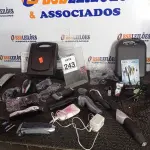 LOTE 243 - 01 LOTE C/VÁRIOS APARELHOS DE BARBEAR E MÁQUINAS DE CORTAR CABELO MARCAS E MODELOS DIVERSOS. (NO ESTADO) ATENÇÃO! FAZER A VISITAÇÃO ANTES DE ARREMATAR, NÃO SABEMOS SE FUNCIONA. LEILÃO NÃO TEM GARANTIA E NEM DEVOLUÇÃO, SUJEITO A POSSÍVEIS AVARIAS VISÍVEIS/OCULTAS E/OU AUSÊNCIA DE COMPONENTES.