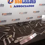LOTE 033 - 01 LOTE C/MATERIAIS ODONTOLÓGICOS DIVERSOS. (NO ESTADO) ATENÇÃO! FAZER A VISITAÇÃO ANTES DE ARREMATAR, NÃO SABEMOS SE FUNCIONA. LEILÃO NÃO TEM GARANTIA E NEM DEVOLUÇÃO, SUJEITO A POSSÍVEIS AVARIAS VISÍVEIS/OCULTAS E/OU AUSÊNCIA DE COMPONENTES.