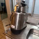 LOTE 001 - 01 FÁBRICA DE BEBIDAS COMPLETA, PRONTA PARA A OPERAÇÃO. OS EQUIPAMENTOS SERVEM PARA ENVASE DE LÍQUIDOS E PODEM SER USADOS PARA SUCO, ÁGUA MINERAL, CHÁ, KOMBUCHA, CERVEJA, VINHO, LEITE E IOGURTE. TODOS OS EQUIPAMENTOS QUE ENTRAM EM CONTATO COM A BEBIDA SEGUEM AS NORMAS EXIGIDAS PELO MINISTÉRIO DA AGRICULTURA (DE INOX OU OUTRO MATERIAL INERTE, FACILMENTE LAVÁVEIS E DESMONTÁVEIS). SÃO MODERNOS E DE ALTÍSSIMA QUALIDADE. A ENVASADORA CAVALARI POSSUI CAPACIDADE PARA PRODUZIR 4400 GARRAFAS POR HORA, JÁ FECHADAS, E É DE FÁCIL OPERAÇÃO, SENDO NECESSÁRIO SOMENTE 2 FUNCIONÁRIOS PARA OPERÁ-LA (UM NA ENTRADA DAS GARRAFAS E OUTRO NA SAÍDA), SEM QUE TENHAM CONTATO COM O LÍQUIDO ENVASADO, AUMENTANDO A SEGURANÇA SANITÁRIA. A CÂMARA FRIA POSSUI SISTEMA ONLINE ONDE É POSSÍVEL VERIFICAR A TEMPERATURA DA MESMA POR APLICATIVO NO CELULAR. TODOS OS EQUIPAMENTOS FUNCIONAM PERFEITAMENTE E SUA MANUTENÇÃO ERA FREQUENTE, O ÓLEO DOS COMPRESSORES SEMPRE FOI TROCADO NA DATA CERTA, E TODOS OS EQUIPAMENTOS SEMPRE FICARAM PROTEGIDOS DENTRO DA FÁBRICA. IDEAL PARA QUEM QUER COMEÇAR UM NEGÓCIO NA ÁREA DE BEBIDAS OU LATICÍNIOS, OU QUER AMPLIAR O SEU NEGÓCIO E DEIXAR A PRODUÇÃO MAIS SEGURA E EFICIENTE.(NO ESTADO)