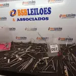 LOTE 007 - 01 LOTE C/MATERIAIS ODONTOLÓGICOS DIVERSOS. (NO ESTADO) ATENÇÃO! FAZER A VISITAÇÃO ANTES DE ARREMATAR, NÃO SABEMOS SE FUNCIONA. LEILÃO NÃO TEM GARANTIA E NEM DEVOLUÇÃO, SUJEITO A POSSÍVEIS AVARIAS VISÍVEIS/OCULTAS E/OU AUSÊNCIA DE COMPONENTES.