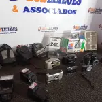 LOTE 240 - 01 LOTE C/VÁRIAS CÂMERAS FOTOGRÁFICAS ANALÓGICAS E DIGITAIS, LENTES P/CÂMERAS E 04 BOLSAS P/CÂMERAS. (NO ESTADO) ATENÇÃO! FAZER A VISITAÇÃO ANTES DE ARREMATAR, NÃO SABEMOS SE FUNCIONA. LEILÃO NÃO TEM GARANTIA E NEM DEVOLUÇÃO, SUJEITO A POSSÍVEIS AVARIAS VISÍVEIS/OCULTAS E/OU AUSÊNCIA DE COMPONENTES.
