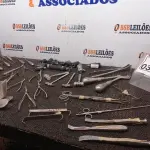 LOTE 033 - 01 LOTE C/MATERIAIS ODONTOLÓGICOS DIVERSOS. (NO ESTADO) ATENÇÃO! FAZER A VISITAÇÃO ANTES DE ARREMATAR, NÃO SABEMOS SE FUNCIONA. LEILÃO NÃO TEM GARANTIA E NEM DEVOLUÇÃO, SUJEITO A POSSÍVEIS AVARIAS VISÍVEIS/OCULTAS E/OU AUSÊNCIA DE COMPONENTES.