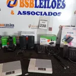 LOTE 239 - 02 MICROCASSETES MARCA PANASONIC, 01 PAR DE CAIXAS DE SOM P/PC, 02 APARELHOS TELEFÔNICOS E 01 CONTROLE DE RECEPÇÃO DE ÁUDIO MARCAS MODELOS DIVERSOS. (NO ESTADO) ATENÇÃO! FAZER A VISITAÇÃO ANTES DE ARREMATAR, NÃO SABEMOS SE FUNCIONA. LEILÃO NÃO TEM GARANTIA E NEM DEVOLUÇÃO, SUJEITO A POSSÍVEIS AVARIAS VISÍVEIS/OCULTAS E/OU AUSÊNCIA DE COMPONENTES.