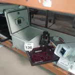 LOTE 136 - 01 LOTE C/VÁRIAS CÂMERAS DE SEGURANÇA, 01 RACK PEQUENO, 01 QUADRO ELÉTRICO E MATERIAIS DIVERSOS. (NO ESTADO) ATENÇÃO! FAZER A VISITAÇÃO ANTES DE ARREMATAR, NÃO SABEMOS SE FUNCIONA. LEILÃO NÃO TEM GARANTIA E NEM DEVOLUÇÃO, SUJEITO A POSSÍVEIS AVARIAS VISÍVEIS/OCULTAS E/OU AUSÊNCIA DE COMPONENTES.