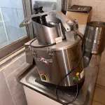 LOTE 001 - 01 FÁBRICA DE BEBIDAS COMPLETA, PRONTA PARA A OPERAÇÃO. OS EQUIPAMENTOS SERVEM PARA ENVASE DE LÍQUIDOS E PODEM SER USADOS PARA SUCO, ÁGUA MINERAL, CHÁ, KOMBUCHA, CERVEJA, VINHO, LEITE E IOGURTE. TODOS OS EQUIPAMENTOS QUE ENTRAM EM CONTATO COM A BEBIDA SEGUEM AS NORMAS EXIGIDAS PELO MINISTÉRIO DA AGRICULTURA (DE INOX OU OUTRO MATERIAL INERTE, FACILMENTE LAVÁVEIS E DESMONTÁVEIS). SÃO MODERNOS E DE ALTÍSSIMA QUALIDADE. A ENVASADORA CAVALARI POSSUI CAPACIDADE PARA PRODUZIR 4400 GARRAFAS POR HORA, JÁ FECHADAS, E É DE FÁCIL OPERAÇÃO, SENDO NECESSÁRIO SOMENTE 2 FUNCIONÁRIOS PARA OPERÁ-LA (UM NA ENTRADA DAS GARRAFAS E OUTRO NA SAÍDA), SEM QUE TENHAM CONTATO COM O LÍQUIDO ENVASADO, AUMENTANDO A SEGURANÇA SANITÁRIA. A CÂMARA FRIA POSSUI SISTEMA ONLINE ONDE É POSSÍVEL VERIFICAR A TEMPERATURA DA MESMA POR APLICATIVO NO CELULAR. TODOS OS EQUIPAMENTOS FUNCIONAM PERFEITAMENTE E SUA MANUTENÇÃO ERA FREQUENTE, O ÓLEO DOS COMPRESSORES SEMPRE FOI TROCADO NA DATA CERTA, E TODOS OS EQUIPAMENTOS SEMPRE FICARAM PROTEGIDOS DENTRO DA FÁBRICA. IDEAL PARA QUEM QUER COMEÇAR UM NEGÓCIO NA ÁREA DE BEBIDAS OU LATICÍNIOS, OU QUER AMPLIAR O SEU NEGÓCIO E DEIXAR A PRODUÇÃO MAIS SEGURA E EFICIENTE.(NO ESTADO)