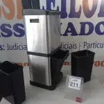 LOTE 211 - 01 LIXEIRA EM INOX C/PEDAL E 03 COMPARTIMENTOS. (NO ESTADO) ATENÇÃO! FAZER A VISITAÇÃO ANTES DE ARREMATAR, NÃO SABEMOS SE FUNCIONA. LEILÃO NÃO TEM GARANTIA E NEM DEVOLUÇÃO, SUJEITO A POSSÍVEIS AVARIAS VISÍVEIS/OCULTAS E/OU AUSÊNCIA DE COMPONENTES.