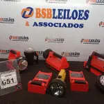 LOTE 051 - 06 LANTERNAS MARCAS E MODELOS DIVERSOS. (NO ESTADO) ATENÇÃO! FAZER A VISITAÇÃO ANTES DE ARREMATAR, NÃO SABEMOS SE FUNCIONA. LEILÃO NÃO TEM GARANTIA E NEM DEVOLUÇÃO, SUJEITO A POSSÍVEIS AVARIAS VISÍVEIS/OCULTAS E/OU AUSÊNCIA DE COMPONENTES.