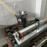 LOTE 001 - 01 FÁBRICA DE BEBIDAS COMPLETA, PRONTA PARA A OPERAÇÃO. OS EQUIPAMENTOS SERVEM PARA ENVASE DE LÍQUIDOS E PODEM SER USADOS PARA SUCO, ÁGUA MINERAL, CHÁ, KOMBUCHA, CERVEJA, VINHO, LEITE E IOGURTE. TODOS OS EQUIPAMENTOS QUE ENTRAM EM CONTATO COM A BEBIDA SEGUEM AS NORMAS EXIGIDAS PELO MINISTÉRIO DA AGRICULTURA (DE INOX OU OUTRO MATERIAL INERTE, FACILMENTE LAVÁVEIS E DESMONTÁVEIS). SÃO MODERNOS E DE ALTÍSSIMA QUALIDADE. A ENVASADORA CAVALARI POSSUI CAPACIDADE PARA PRODUZIR 4400 GARRAFAS POR HORA, JÁ FECHADAS, E É DE FÁCIL OPERAÇÃO, SENDO NECESSÁRIO SOMENTE 2 FUNCIONÁRIOS PARA OPERÁ-LA (UM NA ENTRADA DAS GARRAFAS E OUTRO NA SAÍDA), SEM QUE TENHAM CONTATO COM O LÍQUIDO ENVASADO, AUMENTANDO A SEGURANÇA SANITÁRIA. A CÂMARA FRIA POSSUI SISTEMA ONLINE ONDE É POSSÍVEL VERIFICAR A TEMPERATURA DA MESMA POR APLICATIVO NO CELULAR. TODOS OS EQUIPAMENTOS FUNCIONAM PERFEITAMENTE E SUA MANUTENÇÃO ERA FREQUENTE, O ÓLEO DOS COMPRESSORES SEMPRE FOI TROCADO NA DATA CERTA, E TODOS OS EQUIPAMENTOS SEMPRE FICARAM PROTEGIDOS DENTRO DA FÁBRICA. IDEAL PARA QUEM QUER COMEÇAR UM NEGÓCIO NA ÁREA DE BEBIDAS OU LATICÍNIOS, OU QUER AMPLIAR O SEU NEGÓCIO E DEIXAR A PRODUÇÃO MAIS SEGURA E EFICIENTE.(NO ESTADO)