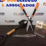 LOTE 269 - 01 PÁ E 01 TESOURA P/JARDIM(NOVO). (NO ESTADO) ATENÇÃO! FAZER A VISITAÇÃO ANTES DE ARREMATAR, NÃO SABEMOS SE FUNCIONA. LEILÃO NÃO TEM GARANTIA E NEM DEVOLUÇÃO, SUJEITO A POSSÍVEIS AVARIAS VISÍVEIS/OCULTAS E/OU AUSÊNCIA DE COMPONENTES.