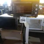 LOTE 296 - 02 MICRO-ONDAS S/PRATO E 01 FORNO ELÉTRICO MARCAS E MODELOS DIVERSOS. (NO ESTADO) ATENÇÃO! FAZER A VISITAÇÃO ANTES DE ARREMATAR, NÃO SABEMOS SE FUNCIONA. LEILÃO NÃO TEM GARANTIA E NEM DEVOLUÇÃO, SUJEITO A POSSÍVEIS AVARIAS VISÍVEIS/OCULTAS E/OU AUSÊNCIA DE COMPONENTES.
