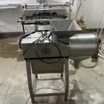 LOTE 001 - 01 FÁBRICA DE BEBIDAS COMPLETA, PRONTA PARA A OPERAÇÃO. OS EQUIPAMENTOS SERVEM PARA ENVASE DE LÍQUIDOS E PODEM SER USADOS PARA SUCO, ÁGUA MINERAL, CHÁ, KOMBUCHA, CERVEJA, VINHO, LEITE E IOGURTE. TODOS OS EQUIPAMENTOS QUE ENTRAM EM CONTATO COM A BEBIDA SEGUEM AS NORMAS EXIGIDAS PELO MINISTÉRIO DA AGRICULTURA (DE INOX OU OUTRO MATERIAL INERTE, FACILMENTE LAVÁVEIS E DESMONTÁVEIS). SÃO MODERNOS E DE ALTÍSSIMA QUALIDADE. A ENVASADORA CAVALARI POSSUI CAPACIDADE PARA PRODUZIR 4400 GARRAFAS POR HORA, JÁ FECHADAS, E É DE FÁCIL OPERAÇÃO, SENDO NECESSÁRIO SOMENTE 2 FUNCIONÁRIOS PARA OPERÁ-LA (UM NA ENTRADA DAS GARRAFAS E OUTRO NA SAÍDA), SEM QUE TENHAM CONTATO COM O LÍQUIDO ENVASADO, AUMENTANDO A SEGURANÇA SANITÁRIA. A CÂMARA FRIA POSSUI SISTEMA ONLINE ONDE É POSSÍVEL VERIFICAR A TEMPERATURA DA MESMA POR APLICATIVO NO CELULAR. TODOS OS EQUIPAMENTOS FUNCIONAM PERFEITAMENTE E SUA MANUTENÇÃO ERA FREQUENTE, O ÓLEO DOS COMPRESSORES SEMPRE FOI TROCADO NA DATA CERTA, E TODOS OS EQUIPAMENTOS SEMPRE FICARAM PROTEGIDOS DENTRO DA FÁBRICA. IDEAL PARA QUEM QUER COMEÇAR UM NEGÓCIO NA ÁREA DE BEBIDAS OU LATICÍNIOS, OU QUER AMPLIAR O SEU NEGÓCIO E DEIXAR A PRODUÇÃO MAIS SEGURA E EFICIENTE.(NO ESTADO)