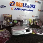 LOTE 237 - 01 PROJETOR MULTIMÍDIA MARCA EPSON P/RETIRADA DE PEÇAS. (NO ESTADO) ATENÇÃO! FAZER A VISITAÇÃO ANTES DE ARREMATAR, NÃO SABEMOS SE FUNCIONA. LEILÃO NÃO TEM GARANTIA E NEM DEVOLUÇÃO, SUJEITO A POSSÍVEIS AVARIAS VISÍVEIS/OCULTAS E/OU AUSÊNCIA DE COMPONENTES.