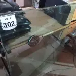 LOTE 302 - 01 VIDRO TRIPLO C/PASSAGEM COMUNICADORA. (NO ESTADO) ATENÇÃO! FAZER A VISITAÇÃO ANTES DE ARREMATAR, NÃO SABEMOS SE FUNCIONA. LEILÃO NÃO TEM GARANTIA E NEM DEVOLUÇÃO, SUJEITO A POSSÍVEIS AVARIAS VISÍVEIS/OCULTAS E/OU AUSÊNCIA DE COMPONENTES.