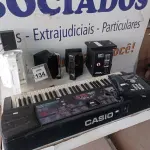 LOTE 134 - 01 TECLADO ELETRÔNICO MARCA CASIO MODELO CTK-560L E VÁRIAS CAIXAS DE SOM MARCAS E MODELOS DIVERSOS. (NO ESTADO) ATENÇÃO! FAZER A VISITAÇÃO ANTES DE ARREMATAR, NÃO SABEMOS SE FUNCIONA. LEILÃO NÃO TEM GARANTIA E NEM DEVOLUÇÃO, SUJEITO A POSSÍVEIS AVARIAS VISÍVEIS/OCULTAS E/OU AUSÊNCIA DE COMPONENTES.