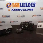 LOTE 201 - 01 BASE DE VOLANTE PARA SIMULADORES DE CORRIDA MARCA FANATEC E 01 PROJETOR MULTIMIDIA MARCA LG. (NO ESTADO) ATENÇÃO! FAZER A VISITAÇÃO ANTES DE ARREMATAR, NÃO SABEMOS SE FUNCIONA. LEILÃO NÃO TEM GARANTIA E NEM DEVOLUÇÃO, SUJEITO A POSSÍVEIS AVARIAS VISÍVEIS/OCULTAS E/OU AUSÊNCIA DE COMPONENTES.