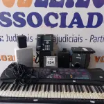 LOTE 134 - 01 TECLADO ELETRÔNICO MARCA CASIO MODELO CTK-560L E VÁRIAS CAIXAS DE SOM MARCAS E MODELOS DIVERSOS. (NO ESTADO) ATENÇÃO! FAZER A VISITAÇÃO ANTES DE ARREMATAR, NÃO SABEMOS SE FUNCIONA. LEILÃO NÃO TEM GARANTIA E NEM DEVOLUÇÃO, SUJEITO A POSSÍVEIS AVARIAS VISÍVEIS/OCULTAS E/OU AUSÊNCIA DE COMPONENTES.