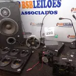 LOTE 295 - 01 CAIXA DE SOM, 02 COOLERS, 01 BASE P/RÁDIO COMUNICADORES, 03 MICROFONES DE MESA E ELETRÔNICOS DIVERSOS. (NO ESTADO) ATENÇÃO! FAZER A VISITAÇÃO ANTES DE ARREMATAR, NÃO SABEMOS SE FUNCIONA. LEILÃO NÃO TEM GARANTIA E NEM DEVOLUÇÃO, SUJEITO A POSSÍVEIS AVARIAS VISÍVEIS/OCULTAS E/OU AUSÊNCIA DE COMPONENTES.