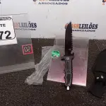 LOTE 272 - 01 FACA TAMANHO MEDIANO(NOVO). (NO ESTADO) ATENÇÃO! FAZER A VISITAÇÃO ANTES DE ARREMATAR, NÃO SABEMOS SE FUNCIONA. LEILÃO NÃO TEM GARANTIA E NEM DEVOLUÇÃO, SUJEITO A POSSÍVEIS AVARIAS VISÍVEIS/OCULTAS E/OU AUSÊNCIA DE COMPONENTES.