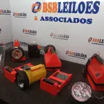 LOTE 051 - 06 LANTERNAS MARCAS E MODELOS DIVERSOS. (NO ESTADO) ATENÇÃO! FAZER A VISITAÇÃO ANTES DE ARREMATAR, NÃO SABEMOS SE FUNCIONA. LEILÃO NÃO TEM GARANTIA E NEM DEVOLUÇÃO, SUJEITO A POSSÍVEIS AVARIAS VISÍVEIS/OCULTAS E/OU AUSÊNCIA DE COMPONENTES.