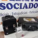 LOTE 085 - 02 MALETAS. (NO ESTADO) ATENÇÃO! FAZER A VISITAÇÃO ANTES DE ARREMATAR, NÃO SABEMOS SE FUNCIONA. LEILÃO NÃO TEM GARANTIA E NEM DEVOLUÇÃO, SUJEITO A POSSÍVEIS AVARIAS VISÍVEIS/OCULTAS E/OU AUSÊNCIA DE COMPONENTES.