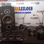 LOTE 295 - 01 CAIXA DE SOM, 02 COOLERS, 01 BASE P/RÁDIO COMUNICADORES, 03 MICROFONES DE MESA E ELETRÔNICOS DIVERSOS. (NO ESTADO) ATENÇÃO! FAZER A VISITAÇÃO ANTES DE ARREMATAR, NÃO SABEMOS SE FUNCIONA. LEILÃO NÃO TEM GARANTIA E NEM DEVOLUÇÃO, SUJEITO A POSSÍVEIS AVARIAS VISÍVEIS/OCULTAS E/OU AUSÊNCIA DE COMPONENTES.
