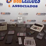 LOTE 251 - 01 LOTE C/VÁRIAS CALCULADORAS MARCAS E MODELOS DIVERSOS. (NO ESTADO) ATENÇÃO! FAZER A VISITAÇÃO ANTES DE ARREMATAR, NÃO SABEMOS SE FUNCIONA. LEILÃO NÃO TEM GARANTIA E NEM DEVOLUÇÃO, SUJEITO A POSSÍVEIS AVARIAS VISÍVEIS/OCULTAS E/OU AUSÊNCIA DE COMPONENTES.