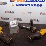 LOTE 068 - 01 LIXADEIRA MARCA BOSCH E 02 SERRAS ELÉTRICAS MARCA DEWALT. (NO ESTADO) ATENÇÃO! FAZER A VISITAÇÃO ANTES DE ARREMATAR, NÃO SABEMOS SE FUNCIONA. LEILÃO NÃO TEM GARANTIA E NEM DEVOLUÇÃO, SUJEITO A POSSÍVEIS AVARIAS VISÍVEIS/OCULTAS E/OU AUSÊNCIA DE COMPONENTES.
