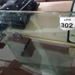 LOTE 302 - 01 VIDRO TRIPLO C/PASSAGEM COMUNICADORA. (NO ESTADO) ATENÇÃO! FAZER A VISITAÇÃO ANTES DE ARREMATAR, NÃO SABEMOS SE FUNCIONA. LEILÃO NÃO TEM GARANTIA E NEM DEVOLUÇÃO, SUJEITO A POSSÍVEIS AVARIAS VISÍVEIS/OCULTAS E/OU AUSÊNCIA DE COMPONENTES.