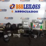 LOTE 240 - 01 LOTE C/VÁRIAS CÂMERAS FOTOGRÁFICAS ANALÓGICAS E DIGITAIS, LENTES P/CÂMERAS E 04 BOLSAS P/CÂMERAS. (NO ESTADO) ATENÇÃO! FAZER A VISITAÇÃO ANTES DE ARREMATAR, NÃO SABEMOS SE FUNCIONA. LEILÃO NÃO TEM GARANTIA E NEM DEVOLUÇÃO, SUJEITO A POSSÍVEIS AVARIAS VISÍVEIS/OCULTAS E/OU AUSÊNCIA DE COMPONENTES.