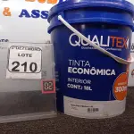 LOTE 210 - 01 GALÃO DE TINTA MARCA QUALITEX 18L. (NO ESTADO) ATENÇÃO! FAZER A VISITAÇÃO ANTES DE ARREMATAR, NÃO SABEMOS SE FUNCIONA. LEILÃO NÃO TEM GARANTIA E NEM DEVOLUÇÃO, SUJEITO A POSSÍVEIS AVARIAS VISÍVEIS/OCULTAS E/OU AUSÊNCIA DE COMPONENTES.