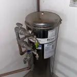LOTE 001 - 01 FÁBRICA DE BEBIDAS COMPLETA, PRONTA PARA A OPERAÇÃO. OS EQUIPAMENTOS SERVEM PARA ENVASE DE LÍQUIDOS E PODEM SER USADOS PARA SUCO, ÁGUA MINERAL, CHÁ, KOMBUCHA, CERVEJA, VINHO, LEITE E IOGURTE. TODOS OS EQUIPAMENTOS QUE ENTRAM EM CONTATO COM A BEBIDA SEGUEM AS NORMAS EXIGIDAS PELO MINISTÉRIO DA AGRICULTURA (DE INOX OU OUTRO MATERIAL INERTE, FACILMENTE LAVÁVEIS E DESMONTÁVEIS). SÃO MODERNOS E DE ALTÍSSIMA QUALIDADE. A ENVASADORA CAVALARI POSSUI CAPACIDADE PARA PRODUZIR 4400 GARRAFAS POR HORA, JÁ FECHADAS, E É DE FÁCIL OPERAÇÃO, SENDO NECESSÁRIO SOMENTE 2 FUNCIONÁRIOS PARA OPERÁ-LA (UM NA ENTRADA DAS GARRAFAS E OUTRO NA SAÍDA), SEM QUE TENHAM CONTATO COM O LÍQUIDO ENVASADO, AUMENTANDO A SEGURANÇA SANITÁRIA. A CÂMARA FRIA POSSUI SISTEMA ONLINE ONDE É POSSÍVEL VERIFICAR A TEMPERATURA DA MESMA POR APLICATIVO NO CELULAR. TODOS OS EQUIPAMENTOS FUNCIONAM PERFEITAMENTE E SUA MANUTENÇÃO ERA FREQUENTE, O ÓLEO DOS COMPRESSORES SEMPRE FOI TROCADO NA DATA CERTA, E TODOS OS EQUIPAMENTOS SEMPRE FICARAM PROTEGIDOS DENTRO DA FÁBRICA. IDEAL PARA QUEM QUER COMEÇAR UM NEGÓCIO NA ÁREA DE BEBIDAS OU LATICÍNIOS, OU QUER AMPLIAR O SEU NEGÓCIO E DEIXAR A PRODUÇÃO MAIS SEGURA E EFICIENTE.(NO ESTADO)