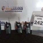 LOTE 242 - 04 RÁDIOS COMUNICADORES MARCA MOTOROLA C/AVARIAS. (NO ESTADO) ATENÇÃO! FAZER A VISITAÇÃO ANTES DE ARREMATAR, NÃO SABEMOS SE FUNCIONA. LEILÃO NÃO TEM GARANTIA E NEM DEVOLUÇÃO, SUJEITO A POSSÍVEIS AVARIAS VISÍVEIS/OCULTAS E/OU AUSÊNCIA DE COMPONENTES.