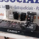 LOTE 134 - 01 TECLADO ELETRÔNICO MARCA CASIO MODELO CTK-560L E VÁRIAS CAIXAS DE SOM MARCAS E MODELOS DIVERSOS. (NO ESTADO) ATENÇÃO! FAZER A VISITAÇÃO ANTES DE ARREMATAR, NÃO SABEMOS SE FUNCIONA. LEILÃO NÃO TEM GARANTIA E NEM DEVOLUÇÃO, SUJEITO A POSSÍVEIS AVARIAS VISÍVEIS/OCULTAS E/OU AUSÊNCIA DE COMPONENTES.
