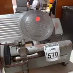 LOTE 570 - 01 CORTADOR DE FRIOS MARCA FILIZOLA. (NO ESTADO) ATENÇÃO! FAZER A VISITAÇÃO ANTES DE ARREMATAR, NÃO SABEMOS SE FUNCIONA. LEILÃO NÃO TEM GARANTIA E NEM DEVOLUÇÃO, SUJEITO A POSSÍVEIS AVARIAS VISÍVEIS/OCULTAS E/OU AUSÊNCIA DE COMPONENTES.