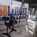 LOTE 367 - 01 BATERIA GUITAR HERO E 01 TRIPÉ C/AVARIAS. (NO ESTADO) ATENÇÃO! FAZER A VISITAÇÃO ANTES DE ARREMATAR, NÃO SABEMOS SE FUNCIONA. LEILÃO NÃO TEM GARANTIA E NEM DEVOLUÇÃO, SUJEITO A POSSÍVEIS AVARIAS VISÍVEIS/OCULTAS E/OU AUSÊNCIA DE COMPONENTES.