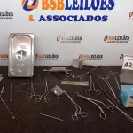 LOTE 424 - 01 LOTE COM MATERIAIS ODONTOLÓGICOS DIVERSOS. (NO ESTADO) ATENÇÃO! FAZER A VISITAÇÃO ANTES DE ARREMATAR, NÃO SABEMOS SE FUNCIONA. LEILÃO NÃO TEM GARANTIA E NEM DEVOLUÇÃO, SUJEITO A POSSÍVEIS AVARIAS VISÍVEIS/OCULTAS E/OU AUSÊNCIA DE COMPONENTES.