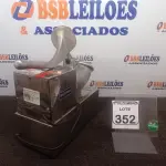 LOTE 352 - 01 TRITURADOR DE GELO MARCA METVISA. (NO ESTADO) ATENÇÃO! FAZER A VISITAÇÃO ANTES DE ARREMATAR, NÃO SABEMOS SE FUNCIONA. LEILÃO NÃO TEM GARANTIA E NEM DEVOLUÇÃO, SUJEITO A POSSÍVEIS AVARIAS VISÍVEIS/OCULTAS E/OU AUSÊNCIA DE COMPONENTES.