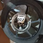 LOTE 507 - 01 RODA P/MOTO COM PNEU E CÂMARA DE AR, ARO “18. PARA HONDA 150 E 160 CILINDRADAS. (NO ESTADO) ATENÇÃO! FAZER A VISITAÇÃO ANTES DE ARREMATAR, NÃO SABEMOS SE FUNCIONA. LEILÃO NÃO TEM GARANTIA E NEM DEVOLUÇÃO, SUJEITO A POSSÍVEIS AVARIAS VISÍVEIS/OCULTAS E/OU AUSÊNCIA DE COMPONENTES.