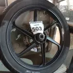 LOTE 503 - 01 RODA P/MOTO COM PNEU E CÂMARA DE AR, ARO “18. PARA HONDA 150 E 160 CILINDRADAS. (NO ESTADO) ATENÇÃO! FAZER A VISITAÇÃO ANTES DE ARREMATAR, NÃO SABEMOS SE FUNCIONA. LEILÃO NÃO TEM GARANTIA E NEM DEVOLUÇÃO, SUJEITO A POSSÍVEIS AVARIAS VISÍVEIS/OCULTAS E/OU AUSÊNCIA DE COMPONENTES.
