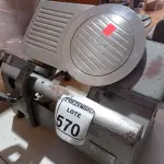 LOTE 570 - 01 CORTADOR DE FRIOS MARCA FILIZOLA. (NO ESTADO) ATENÇÃO! FAZER A VISITAÇÃO ANTES DE ARREMATAR, NÃO SABEMOS SE FUNCIONA. LEILÃO NÃO TEM GARANTIA E NEM DEVOLUÇÃO, SUJEITO A POSSÍVEIS AVARIAS VISÍVEIS/OCULTAS E/OU AUSÊNCIA DE COMPONENTES.